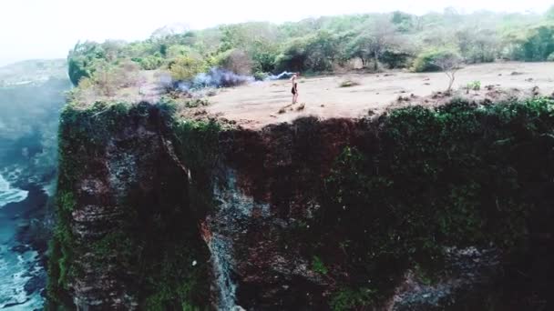 Drone Aéreo Tiro Menina Bonita Brincando Com Fumaça Colorida Penhasco — Vídeo de Stock