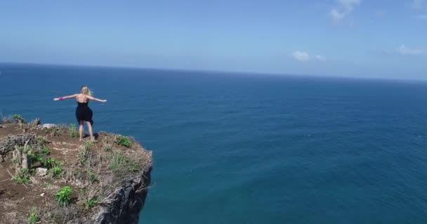 Снимок Красивой Девушки Стоящей Скале Удивительным Видом Океан Облачное Небо — стоковое видео