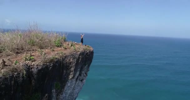 슬로우 모션에서 비디오와 놀라운 절벽에 여자의 항공기 — 비디오