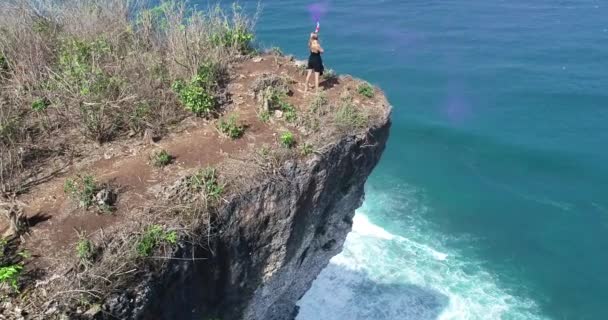 Drone Aérien Jolie Fille Jouant Avec Fumée Colorée Sur Falaise — Video