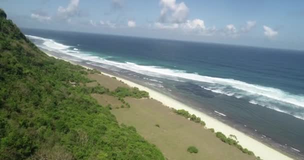 日当たりの良い夏の日中 インドネシア バリ島の美しい Nyang Nyang ビーチの空中ドローン ビュー — ストック動画