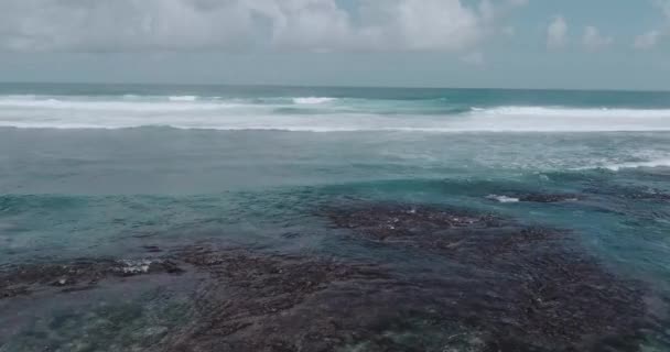 Luchtfoto Drone Uitzicht Prachtige Oceaan Golven Met Wildwater Schuim Tegen — Stockvideo