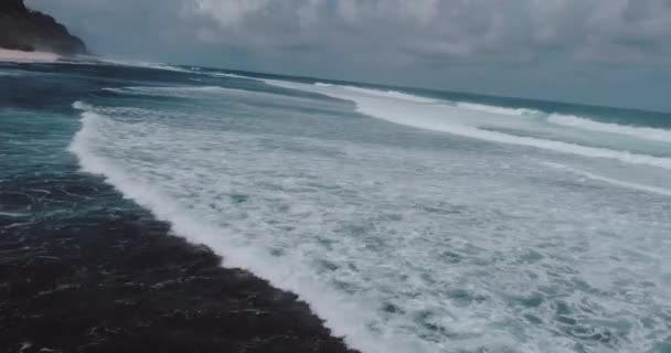 空中无人机观的美丽的海浪与白水泡沫反对多云天空视频慢动作 — 图库视频影像