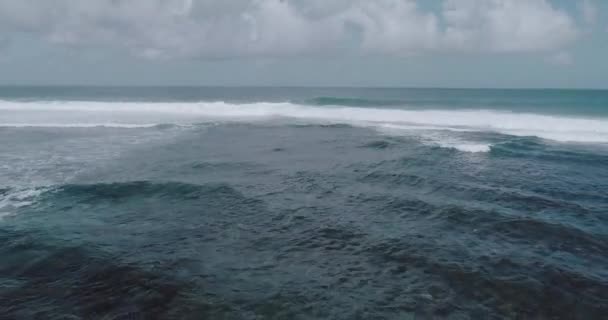 Vue Aérienne Par Drone Belles Vagues Océaniques Avec Mousse Eau — Video