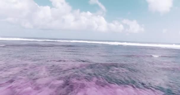 Hava Dron Görünümü Güzel Okyanus Dalgalarının Bulutlu Gökyüzü Karşı Beyaz — Stok video