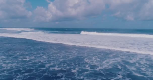 空中无人机观的美丽的海浪与白水泡沫反对多云天空视频慢动作 — 图库视频影像