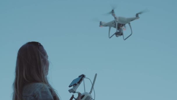 Femme Opérant Drone Avec Télécommande Enregistrement Séquences Tout Tenant Sur — Video