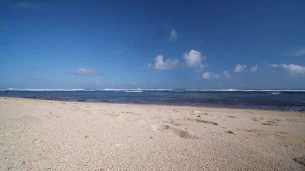 Widok Tropikalnych Pięknej Piaszczystej Plaży Niesamowite Ocean Lato Niebieski Niebo — Wideo stockowe
