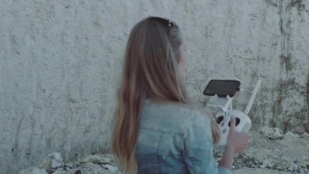 Femme Opérant Drone Avec Télécommande Tout Tenant Près Belles Falaises — Video