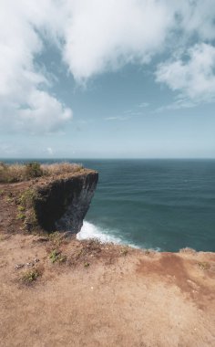 Deniz ve gökyüzü arka plan Bali, Endonezya güzel uçurumdan