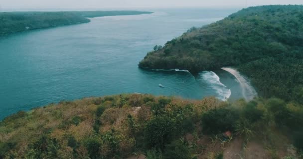 印度尼西亚巴厘岛 Penida Puyung 海滩空中无人机鸟瞰图 — 图库视频影像