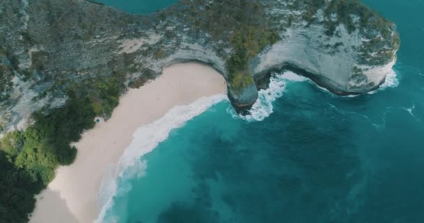 ペニダ島 インドネシアのバリ島で美しい Kelingking ビーチの空中ドローン ビュー — ストック動画