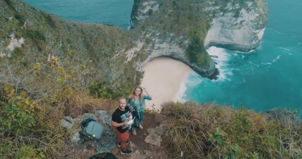 Vista Aérea Feliz Pareja Haciendo Imágenes Drones Increíble Playa Kelingking — Vídeos de Stock