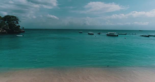 空中无人机视图美丽的泻湖海洋表面从梦幻海滩上的兰彭坎岛 巴厘岛 — 图库视频影像