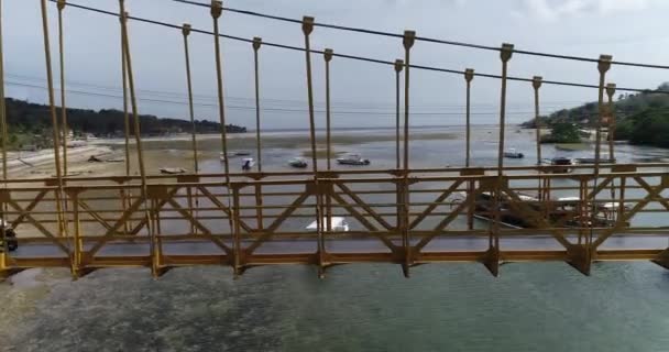 Vista Aérea Del Puente Amarillo Que Conecta Nusa Lembongan Con — Vídeo de stock