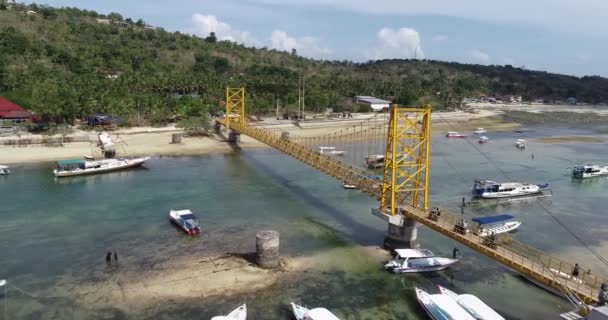 インドネシア バリ島 チェニガンとレンボンガン島を結ぶ黄色橋の空中ドローン ビュー — ストック動画