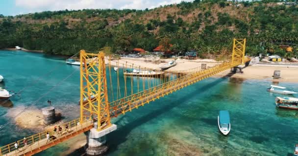 Pohled Letecké Dron Žlutý Most Spojující Nusa Lembongan Ceningan Bali — Stock video