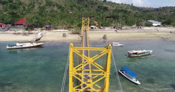 Aerial Drönarvy Gula Bron Som Förbinder Nusa Lembongan Med Ceningan — Stockvideo