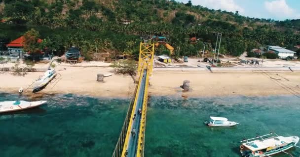 Vista Aérea Del Puente Amarillo Que Conecta Nusa Lembongan Con — Vídeo de stock