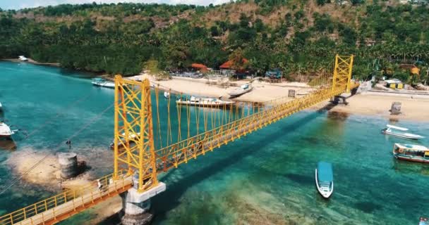 Vista Aérea Drone Ponte Amarela Que Conecta Nusa Lembongan Com — Vídeo de Stock