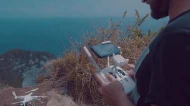 Uçağı uzaktan kumanda ile faaliyet gösteren ve güzel Kelingking Beach Nusa Penida, Bali, Endonezya kayıt adam