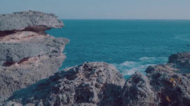 Güzel kayalıklarla Broken Beach deki Nusa Penida, Bali, Endonezya