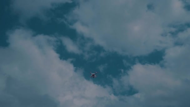 Imágenes Aviones Tripulados Volando Contra Cielo Nublado Del Verano — Vídeo de stock