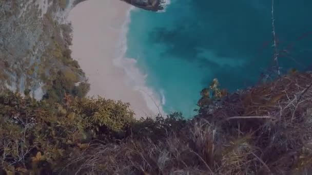 美丽的凯林金海滩悬崖努沙佩尼达 巴厘岛 印度尼西亚 — 图库视频影像