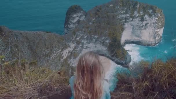 Vue Arrière Fille Assise Sur Falaise Dessus Magnifiques Falaises Kelingking — Video