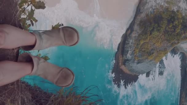 Scarpe Primo Piano Seduto Sulla Scogliera Sopra Bellissima Spiaggia Kelingking — Video Stock