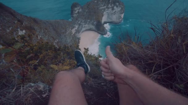 Closeup Mão Masculina Mostrando Polegar Sobre Bela Praia Kelingking Nusa — Vídeo de Stock