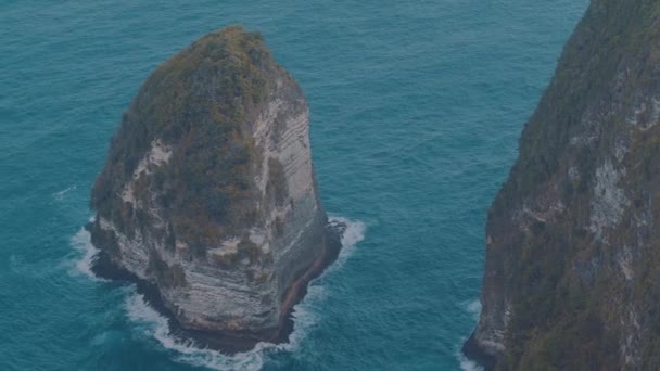 美しい Kelingking ビーチやヌサ ペニダ島 インドネシア バリ島の崖 — ストック動画