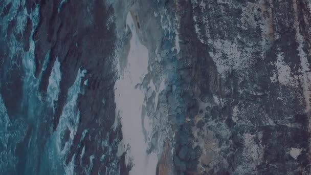 Okyanus Dalgaları Kıyı Şeridi Cliff Ağır Çekimde Dikey Video Çökmesini — Stok video