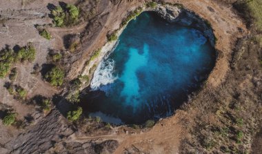 Nusa Penida, Bali, Endonezya inanılmaz Broken plaj hava dron üstten görünüm