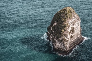 Güzel Kelingking Beach ve kayalıklarla Nusa Penida, Bali, Endonezya