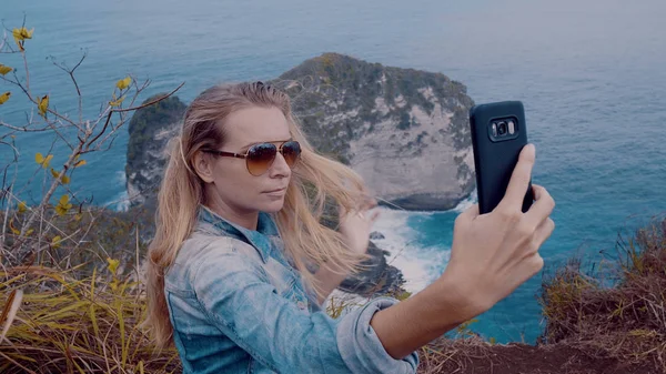 Menina Bonita Viajante Fazendo Selfie Foto Enquanto Estava Sobre Penhascos — Fotografia de Stock