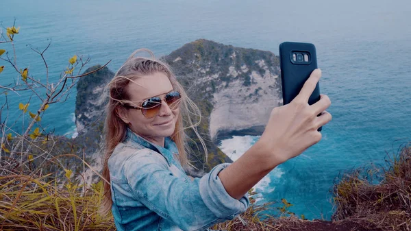 Menina Bonita Viajante Fazendo Selfie Foto Enquanto Estava Sobre Penhascos — Fotografia de Stock