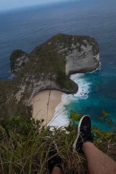 ペニダ島 インドネシアのバリ島で美しい Kelingking ビーチの上の男性の靴 — ストック写真