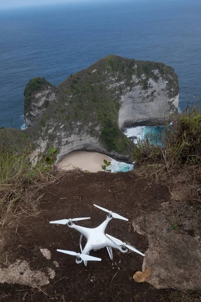 Drone Debout Sur Falaise Dessus Belle Plage Kelingking Nusa Penida — Photo