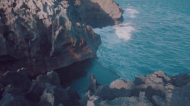 Angel'ın Billabong beach, ada Nusa Penida dalgalar kayalar, Endonezya çökmesini ile üzerinde doğal Havuzu