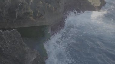 Angel'ın Billabong beach, ada Nusa Penida dalgalar kayalar, Endonezya çökmesini ile üzerinde doğal Havuzu