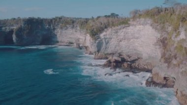 Güzel kayalıklarla Broken Beach deki Nusa Penida, Bali, Endonezya