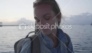 Portre portre mutlu turist kadın zevk teknenin binmek günbatımı - ağır çekimde video sırasında