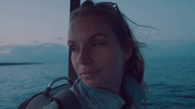 Portre portre mutlu turist kadın zevk teknenin binmek günbatımı - ağır çekimde video sırasında