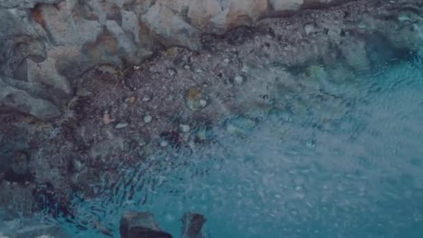 Gros Plan Lagon Bleu Cristallin Eau Mer Près Des Rochers — Video