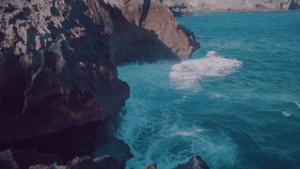 天使的分流海滩 海岛的自然水池 Penida 与波浪碰撞岩石 印度尼西亚 — 图库视频影像