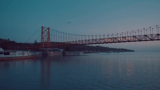 Vista Dalla Barca Sul Ponte Giallo Durante Tramonto Bali Indonesia — Video Stock