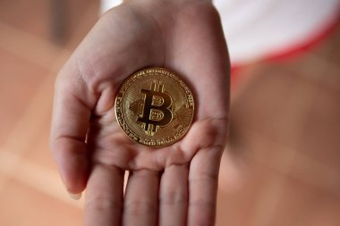 Altın bitcoin gösterilen El closeup