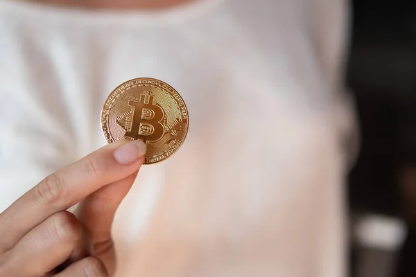 Nahaufnahme Einer Weiblichen Hand Die Gold Bitcoin Zeigt — Stockfoto