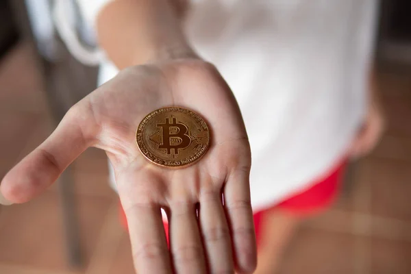 Nahaufnahme Einer Weiblichen Hand Die Gold Bitcoin Zeigt — Stockfoto